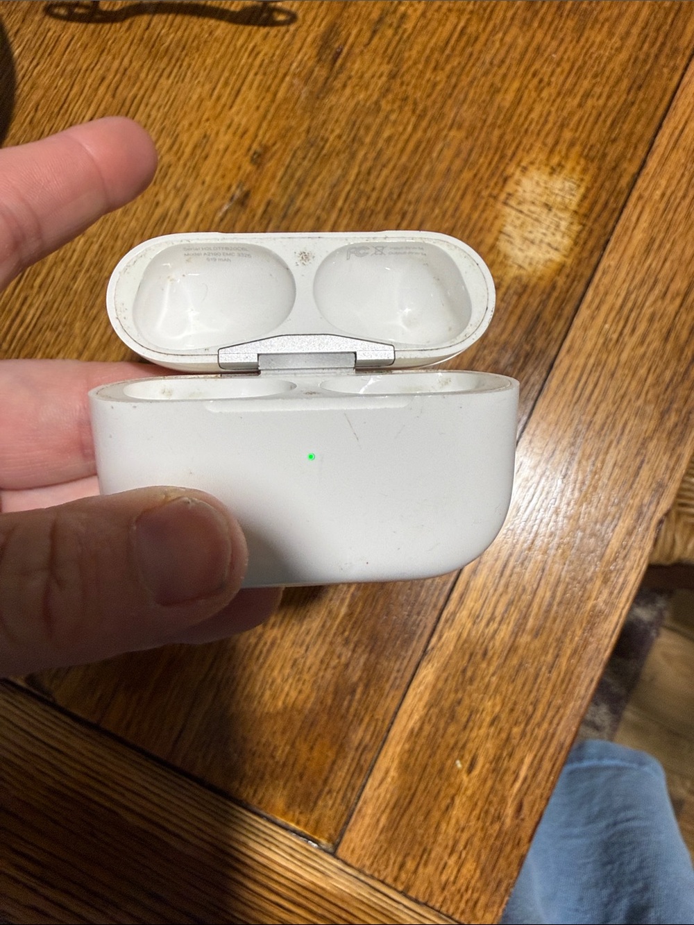 Apple AirPods 2 Earbuds Charging Case no earbuds